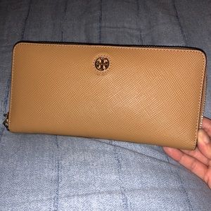 TORY BURCH CONTINENTIAL WALLET. Caramel color